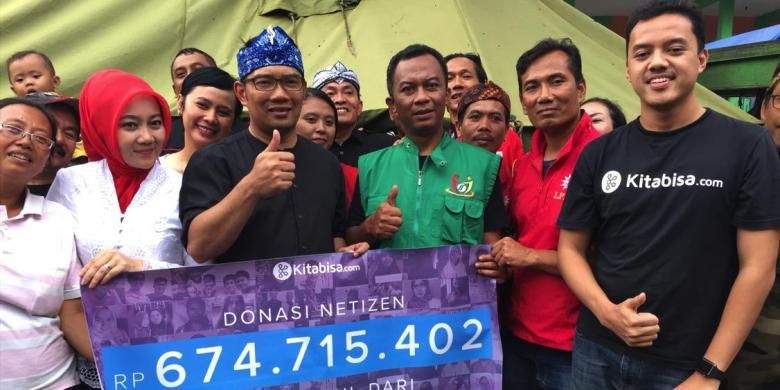 Ridwan Kamil bersama Alfatih Timur (CEO Kitabisa.com) menyerahkan donasi untuk korban Banjir Garut