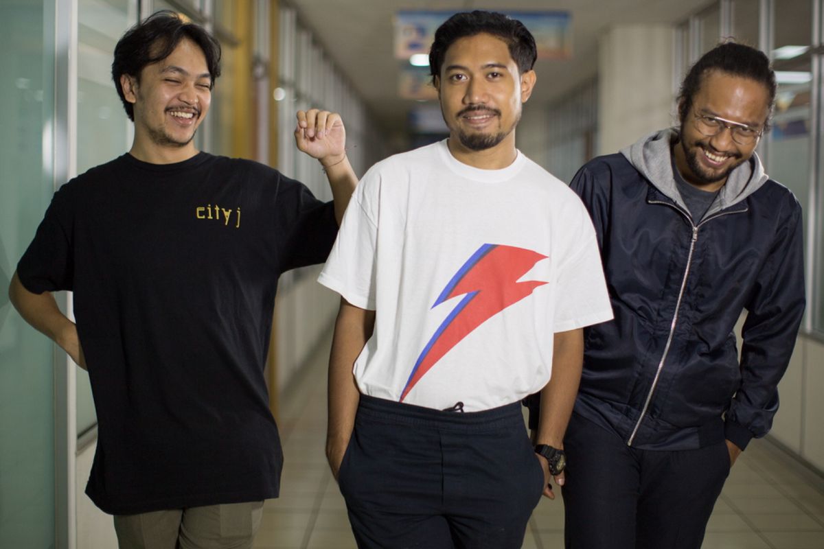 Grup band Elephant Kind dalam sesi foto seusai sesi wawancara di Kompas.com, Palmerah, Jakarta, Rabu (27/9/2017). Grup band yang diawaki oleh Bam Masro (vokal/gitar), Dewa Pratama (gitar/synthesizer), Bayu Adisapoetra (drum) dan Kevin Septanto (bas) dijadwalkan akan mengisi gelaran Synchronize Fest pada 6,7,8 Oktober mendatang.