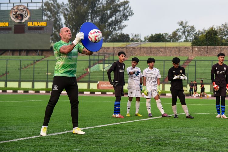 Luizinho Passos pelatih penjaga gawang Persib memberikan coaching clini kepada kiper-kiper Akademi Persib Bandung pada Senin (10/6/2024) di Stadion Siliwangi Bandung. Kegiatan tersebut berlangsung keesokan harinya. 