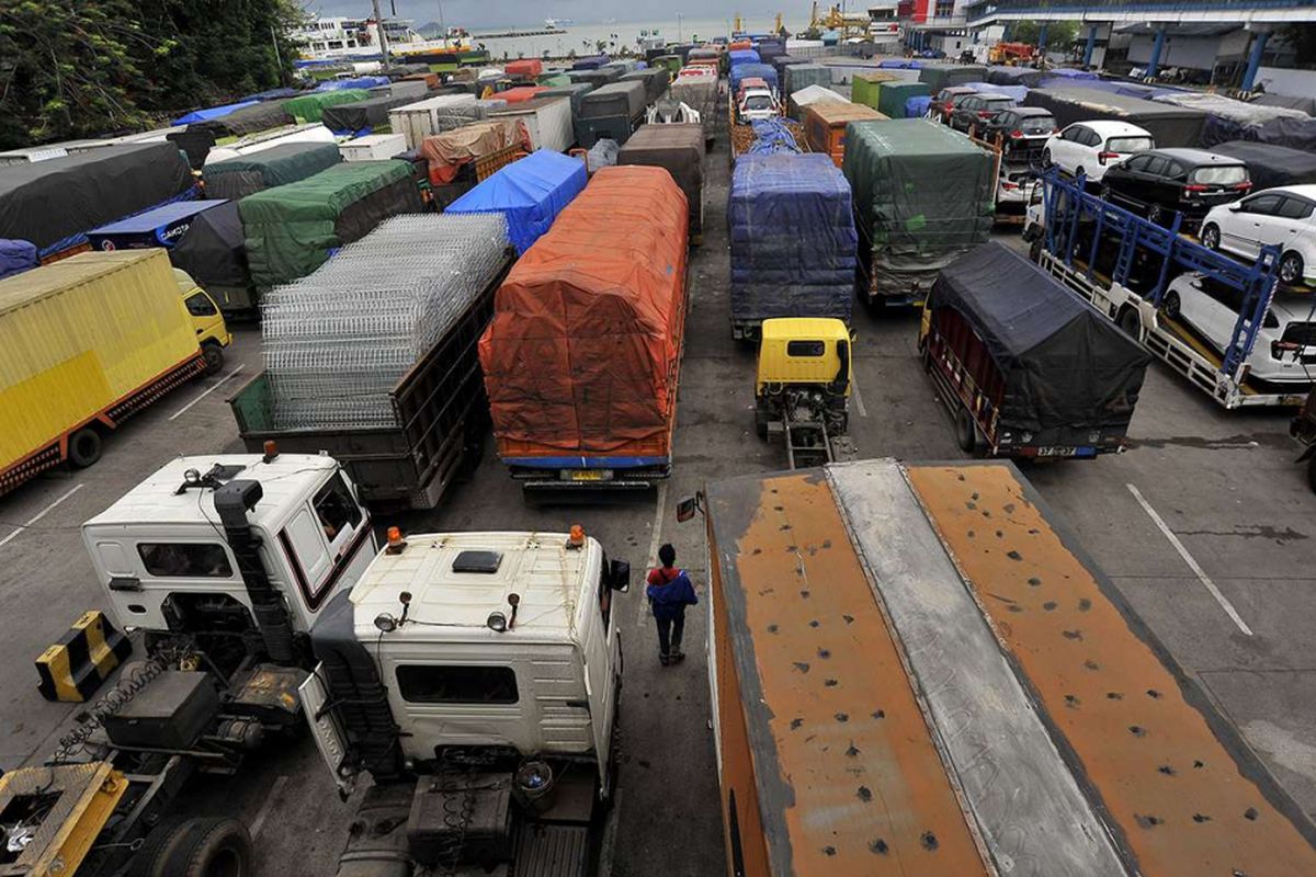 Ratusan kendaraan yang akan menyebrang ke Sumatera antre memadati Dermaga Pelabuhan Merak sebelum masuk kapal ferry di Merak, Cilegon, Banten, Sabtu (2/12/2017). Meski dampak siklon tropis Dahlia belum sepenuhnya normal, otoritas Syahbandar dan PT ASDP Merak secara bertahap membuka kembali layanan penyeberangan dengan mengoperasikan 22 kapal ferry ukuran besar di atas 15 ribu GT untuk mengurai kemacetan kendaraan yang sempat mencapai 6 kilometer hingga KM-96 ruas tol Tangerang-Merak.