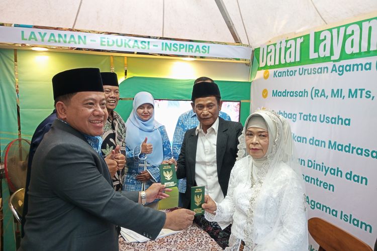 Pasangan Lansia di Pekalongan Menikah di Pasar Malam, Kemenag: Pernikahan yang Antik