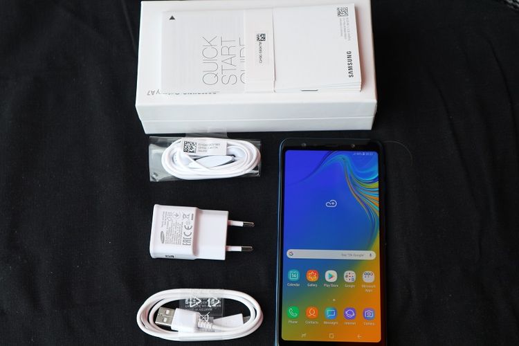 Isi kotak kemasan Galaxy A7, yakni satu unit Galaxy A7, charger micro USB, ejektor, dan earphone.