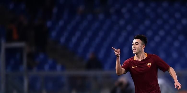 Luapan kegembiraan penyerang AS Roma, Stephan El Shaarawy, seusai mencetak gol ke gawang Chievo Verona pada pertandingan lanjutan Serie A di  Olympic Stadium pada 22 Desember 2016. 