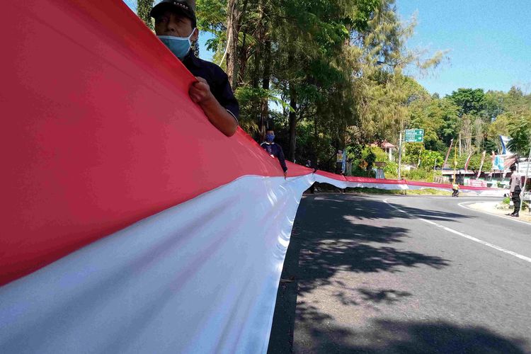 Pembentangan bendera 1.000 meter dilakukan untuk mendukung pilkada damai di Kabupaten Semarang. 