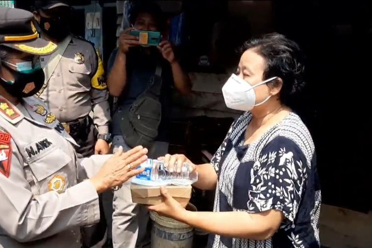 Polisi wanita (polwan) Resor Jakarta Timur membagikan makanan siang gratis di wilayah tersebut demi memeringati HUT ke-73 Polwan yang jatuh pada Rabu (1/9/2021).