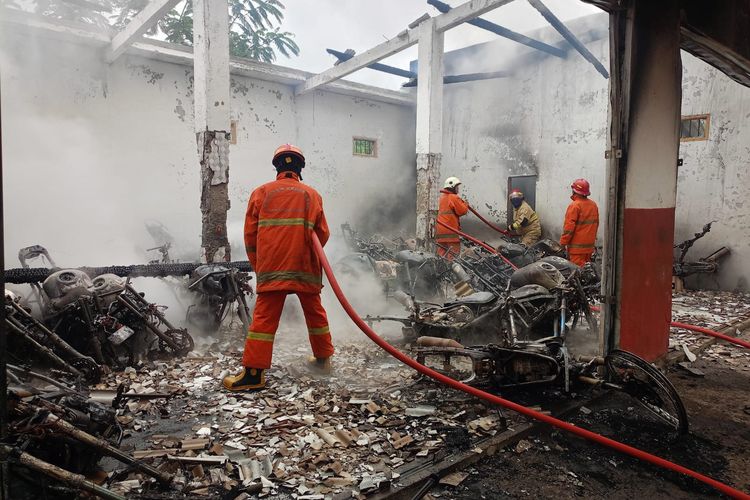 Showroom Motor Bekas di Trenggalek Terbakar, 43 Sepeda Motor Hangus, Kerugian Rp 700 Juta
