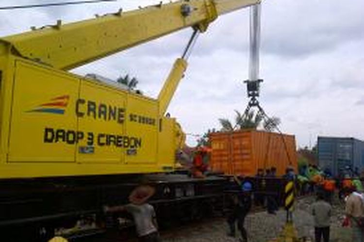 PT KAI Daop tiga Cirebon mendatangkan Crane untuk mengangkat gerbong kereta yang anjlok agar kembali ke rel, Rabu (04/12/2013).
