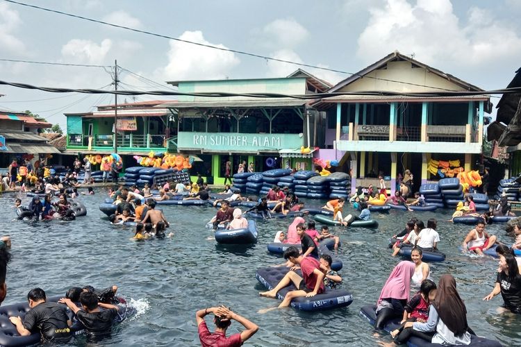 Wisata pemandian Cikoromoy di Kabupaten Pandeglang, Banten kembali dibuka untuk wisatawan setelah sebelumnya sempat ditutup pada Minggu (16/5/2021).