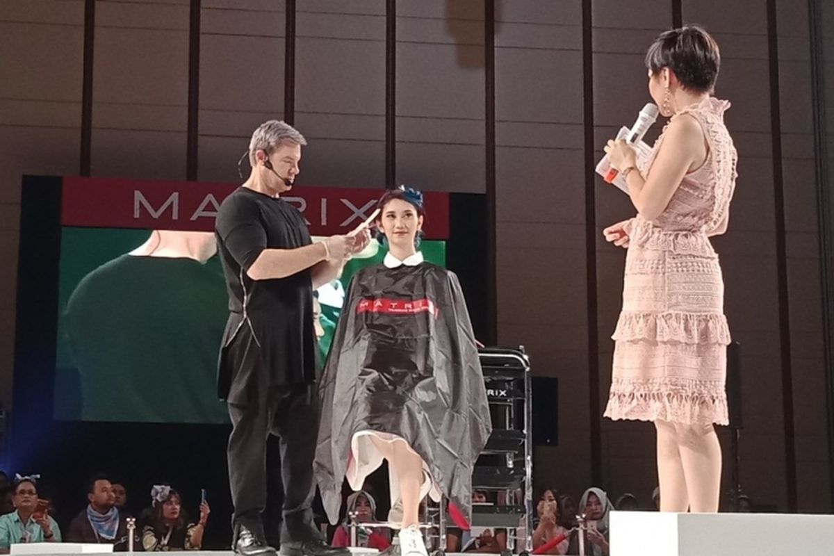 Artistic Collective Matrix Global, Dan Csicsai Saat mendemonstrasikan teknik color melting pada acara hair show Matrix di The Ritz Charlton Hotel, Jakarta, Rabu (4/4/2018).