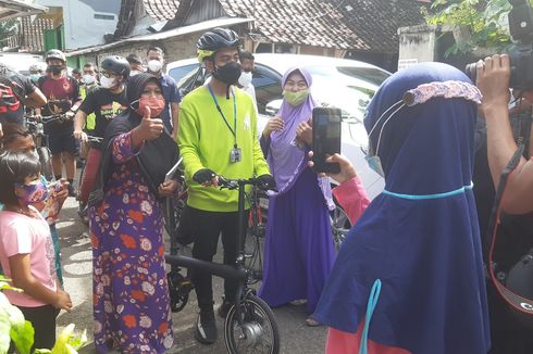 Sapa Warga Sambil Gowes, Gibran Bagikan Buku Tulis Usai Diajak Foto