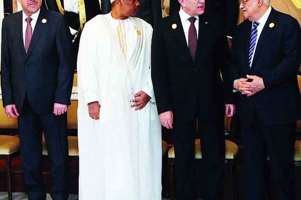 Perdana Menteri Irak Nouri al-Maliki, Presiden Komoro Ikililou Dhoinine, Presiden Lebanon Michel Sleiman, dan pemimpin Palestina Mahmoud Abbas bergambar bersama saat berlangsungnya KTT Liga Arab 2012 di Baghdad, Irak, Kamis (29/3). Ini adalah KTT Liga Arab pertama di Irak dalam 22 tahun. 