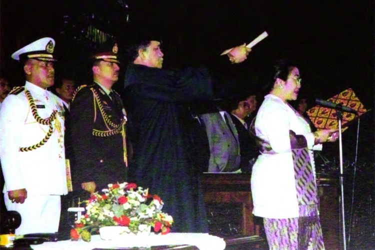Pelantikan Megawati Soekarnoputri sebagai Presiden RI ke-5 pada 2001.