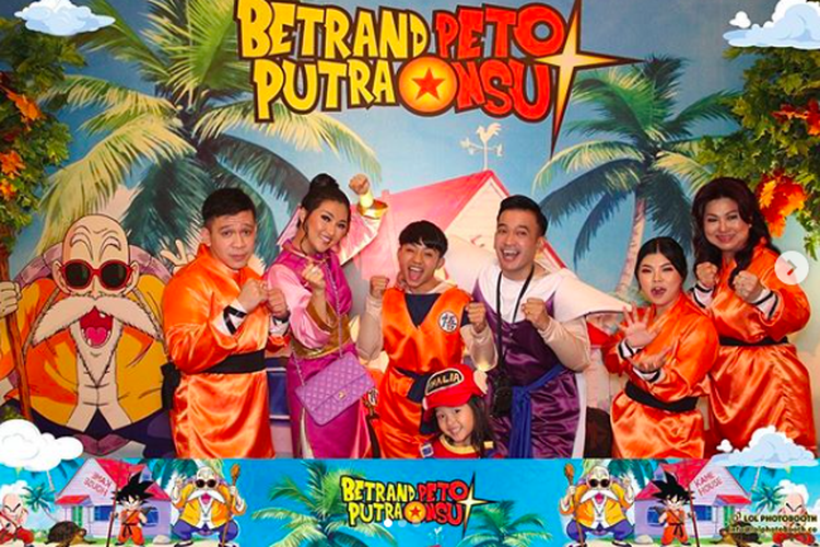 Tangkapan layar Instagram Sarwendah, memperlihatkan keseruan ulang tahun Betrand Peto. Terlihat keluarga Ruben Onsu pakai kostum anime Dragon Ball
