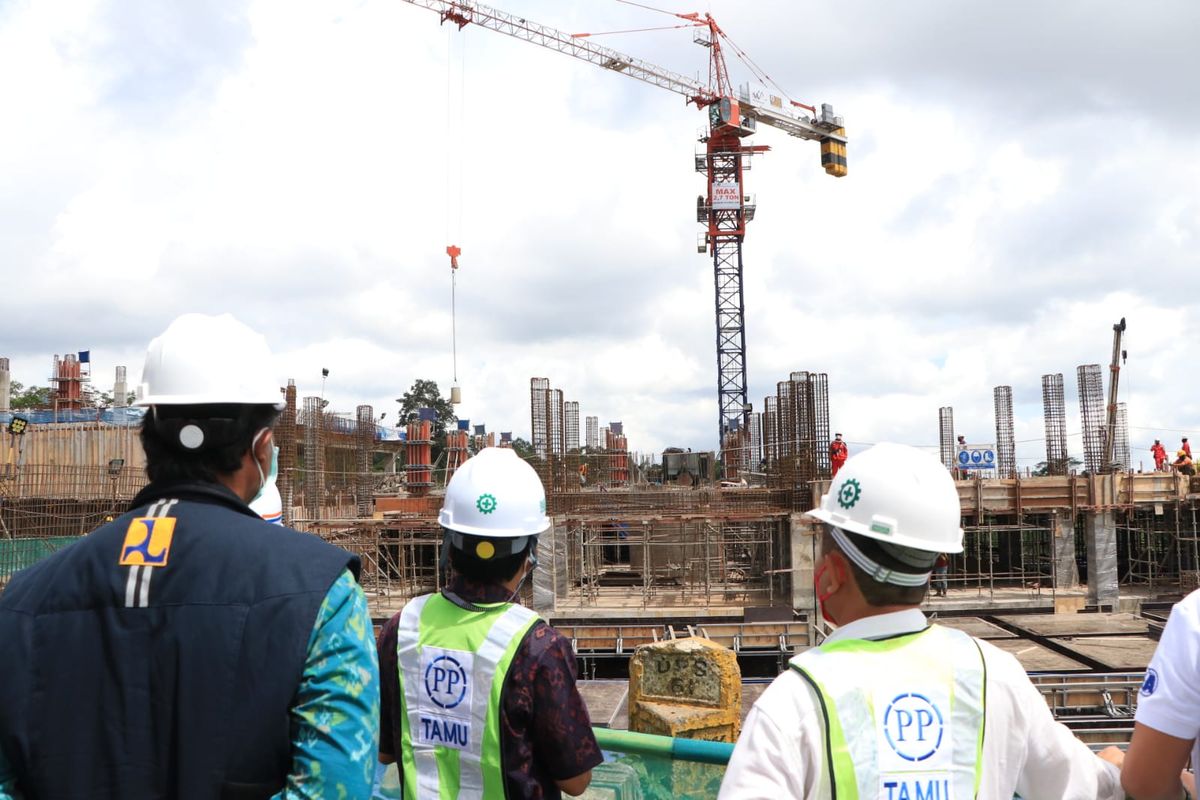 Gubernur Bali Wayan Koster saat meninjau penataan kawasan suci Pura Agung Besakih. 