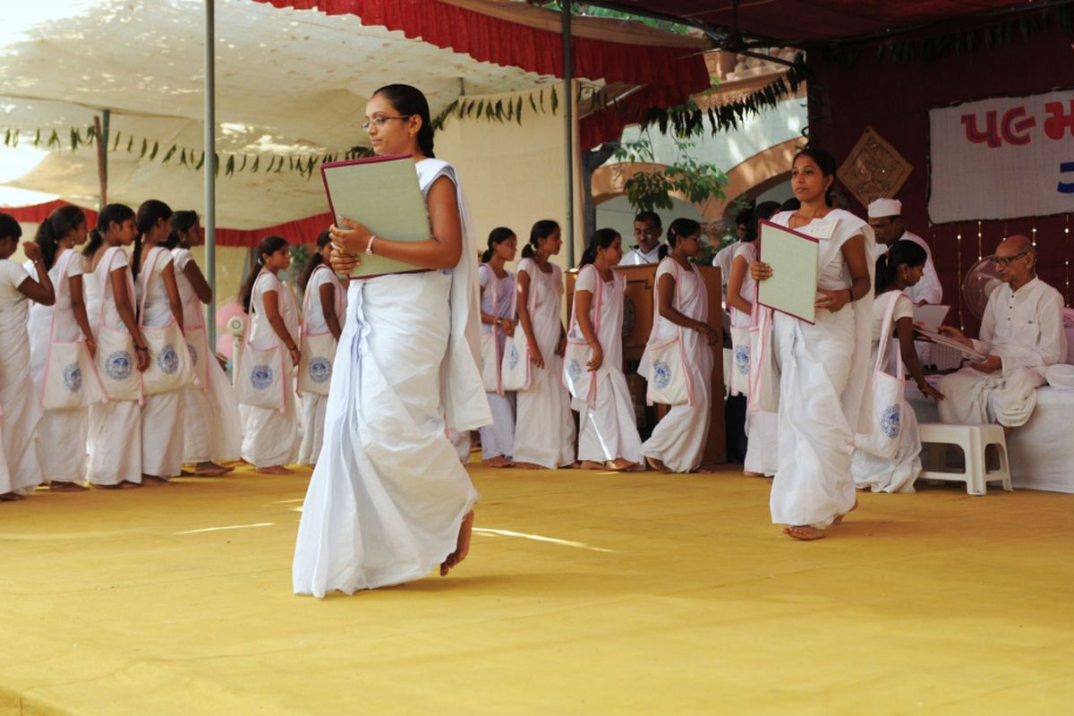 Mahasiswa Universitas Gujarat Vidyapith di India menerima ijazah mereka dalam wisuda ke-59 di Ahmedabad pada 18 Oktober 2012.