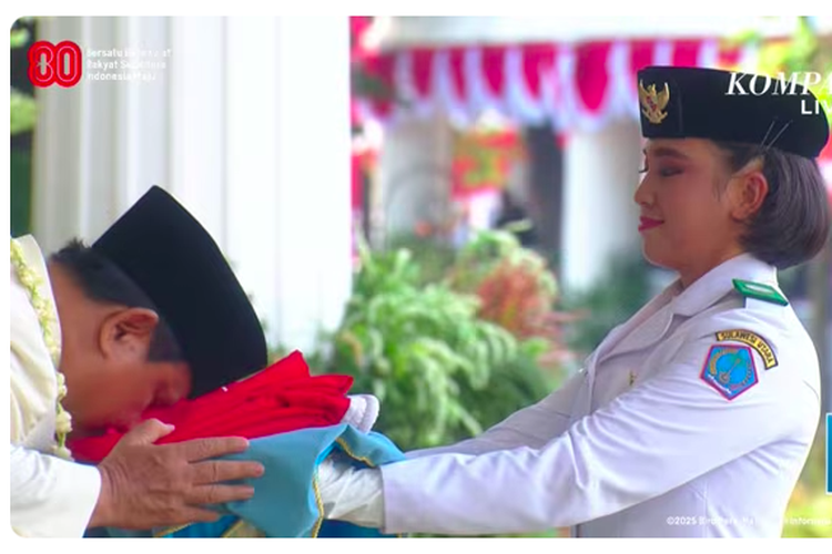Pimpin Upacara HUT RI Ke 80, Prabowo Cium Bendera Merah Putih-Image-1