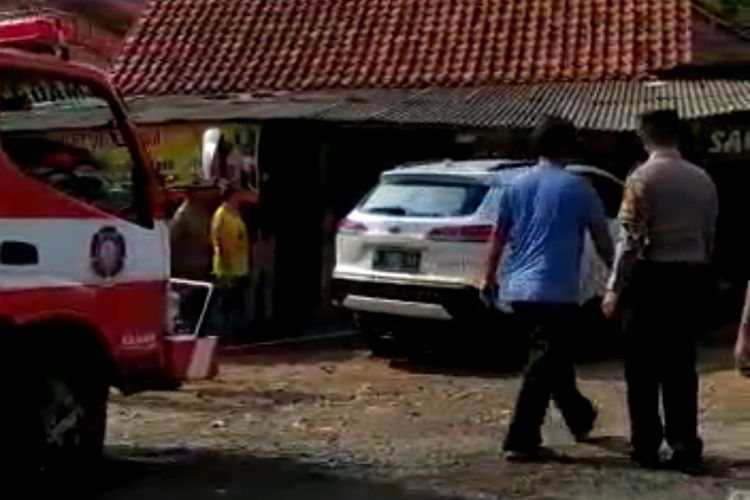 Dok Damkar Purworejo : proses evakuasi mobil Toyota Corola yang menabrak Ruko di Kecamatan Bayan Kabupaten Purworejo