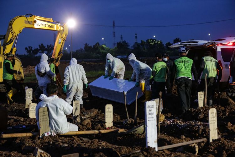 Suasana pemakaman jenazah Covid-19 di TPU Rorotan, Jakarta Utara, Kamis (24/6/2021). Meningkatnya kasus kematian Covid-19 mengakibatkan kesibukan pemakaman di TPU Rorotan hingga malam hari. Sedikitnya 79 orang dimakamkam hari ini.