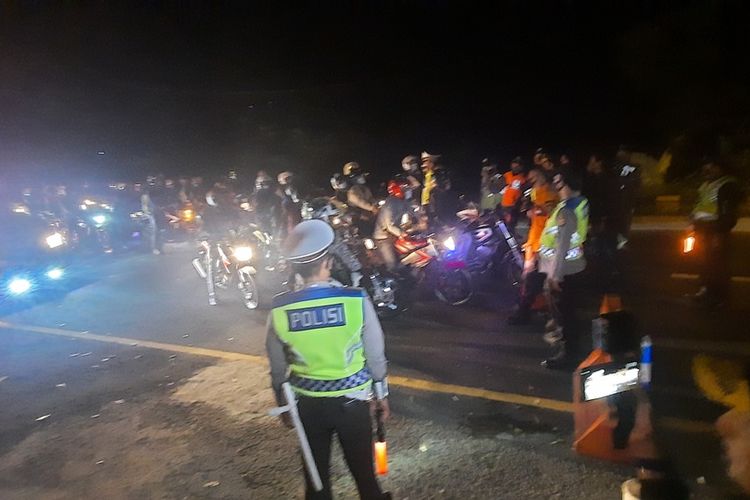Foto-foto pemudik motor secara bergerombol yang memaksa ingin melewati Pos Penjagaan Gentong Tasikmalaya, dengan berargumen dan hampir menerobos barikade petugas jaga, Sabtu (8/5/2021) tengah malam.