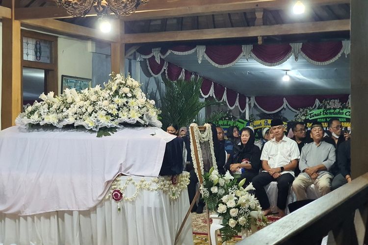 Gubernur Jawa Tengah Ganjar Pranowo saat melayat di rumah duka Dubes Indonesia untuk Italia M Prakosa di Bantul. Senin (23/1/2023) malam