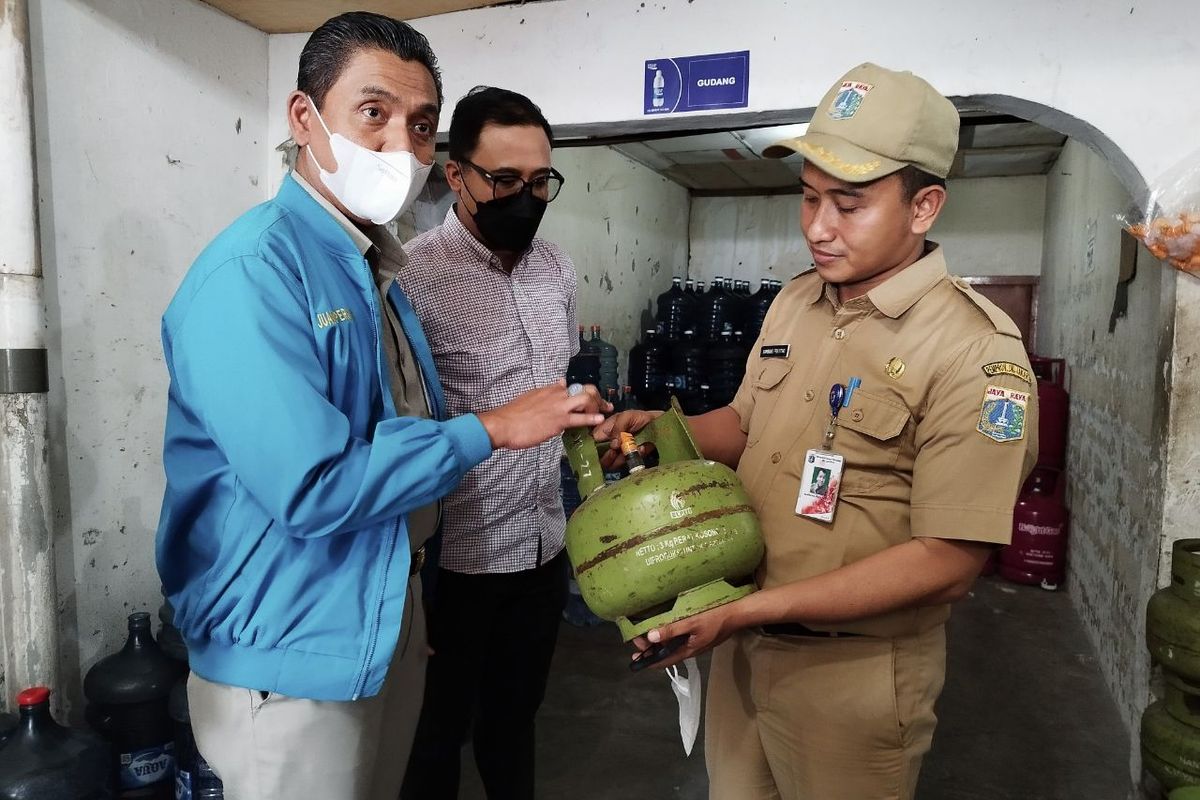 Pemkot Jakarta Pusat beserta perwakilan Pertamina dan Hiswana mendatangi pangkalan Elpiji 3 kilogram di Kemayoran, Jakarta Pusat, Selasa (7/3/2023).