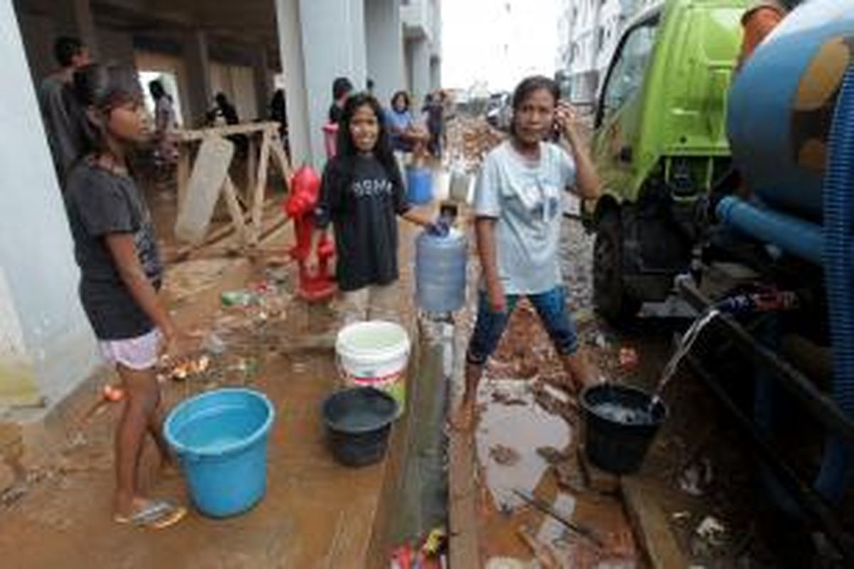 Pengungsi banjir antre air bersih di pengungsian Rusun Waduk Pluit, Muara Baru, Penjaringan, Jakarta Utara, Kamis (24/1/2013). Hingga saat ini sejumlah wilayah di Penjaringan masih terendam banjir. 