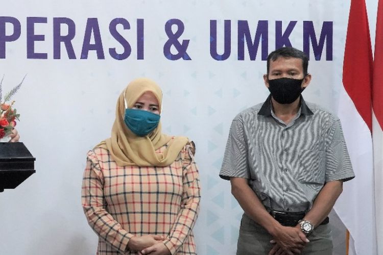 Pelaku UMKM Rasjeni dan Mardiyah saat konferensi pers update program PEN Sektor KUMKM, di kantor Kementerian Koperasi dan UKM, Jakarta, Selasa (21/7/2020). 