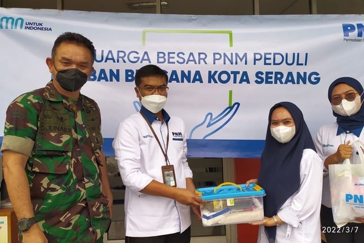 Penyerahan bantuan sembako oleh PT Permodalan Nasional Madani (PNM) berdama Micro Madani Institute (MMI) untuk korban banjir, Serang (7/3/2022)