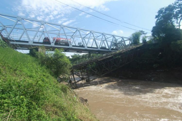 Jembatan yang melintas di atas Sungai Progo, Kecamatan Kranggan, Kabupaten Temanggung, Jawa Tengah, runtuh pada Rabu (21/2/2018) malam.  Jembatan tua itu tidak lagi mampu menahan gempuran alam.