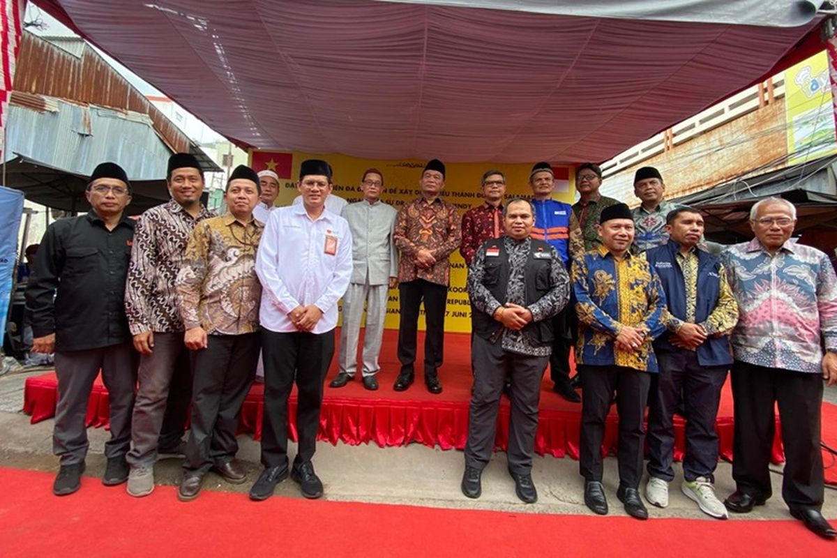 Dompet Dhuafa bersama Menko PMK Muhadjir Efendi dan Dubes RI untuk Vietnam serta lembaga filantropi lain saat menghadiri kegiatan Peletakan Batu Pertama Pembangunan Masjid Salamad Indonesia di kota Long Xuyen.
