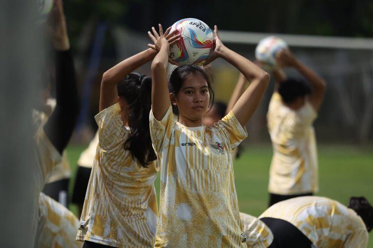 Timnas putri Indonesia saat ini melakukan pemusatan latihan di Lapangan B Senayan, Jakarta.