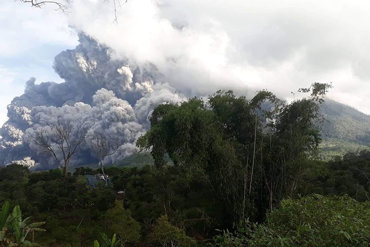 Gunung Sinabung menyemburkan material vulkanik saat erupsi, di Karo, Sumatera Utara, Minggu (9/6/2019). Gunung Sinabung berstatus Siaga (Level lll) kembali mengalami erupsi dengan tinggi kolom abu mencapai 7.000 meter.