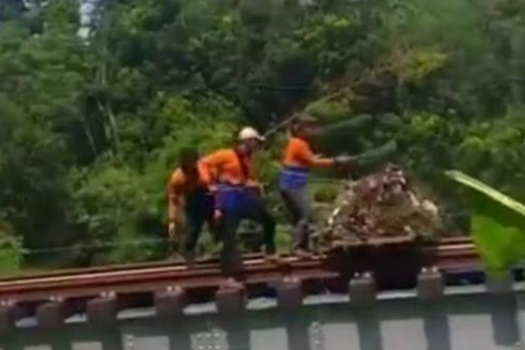 Aksi tiga petugas perawatan rel kereta api PT KAI membuang sampah ke sungai viral di media sosial. 