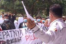 Sehari Jelang Pencoblosan, Warga Demo di Bawaslu Simalungun 