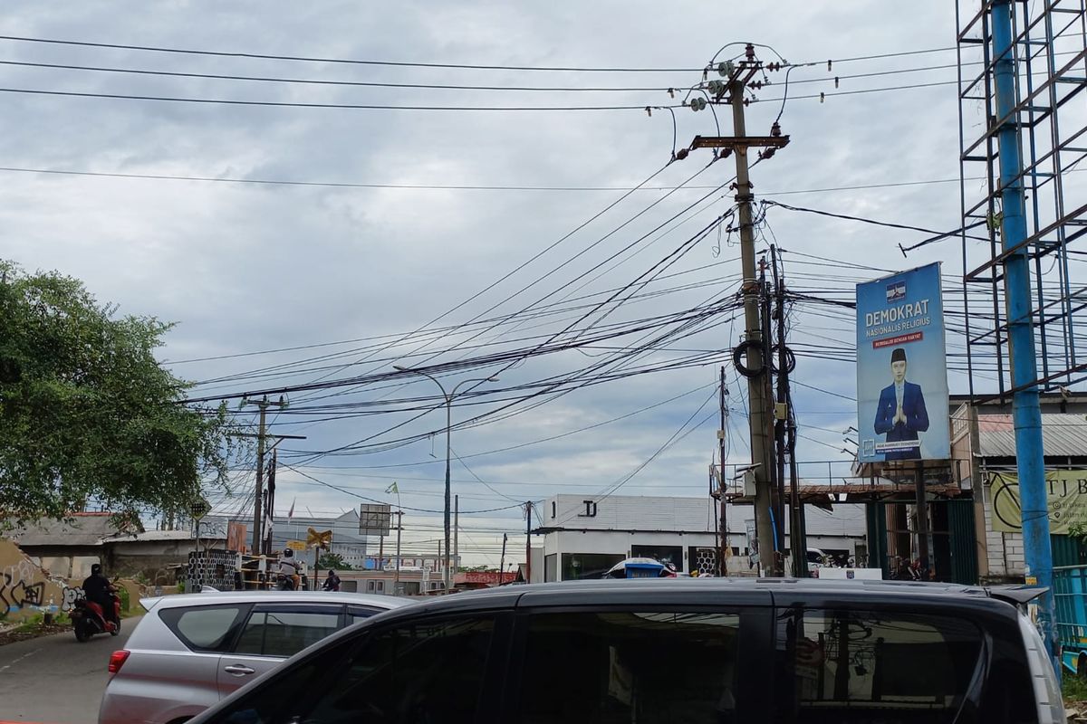 Keberadaan kabel-kabel di Jalan Dewi Sartika, Depok yang dinilai tak miliki keindahan dan tak elot dipandang mata oleh Wali Kota Depok Mohammad Idris.