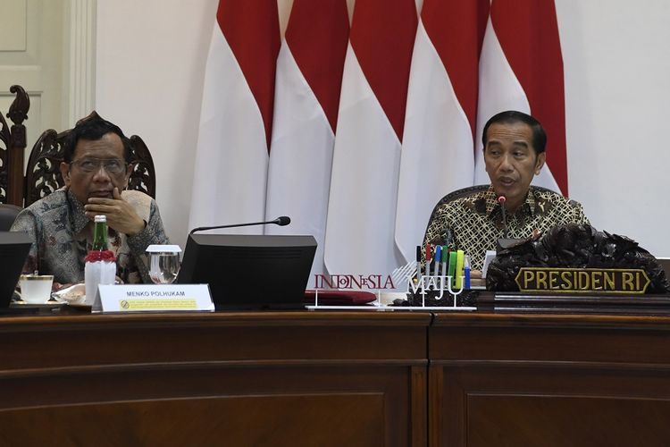 Presiden Joko Widodo (kanan) memimpin rapat terbatas tentang program dan kegiatan bidang politik, hukum dan keamanan di Kantor Presiden, Jakarta, Kamis (31/10/2019). Presiden dalam arahannya mengatakan untuk mengantisipasi perkembangan politik dunia yang dipicu oleh isu kecil, melakukan reformasi hukum yang memberikan jaminan pelayanan dan kesejahteraan masyarakat. ANTARA FOTO/Puspa Perwitasari/hp.