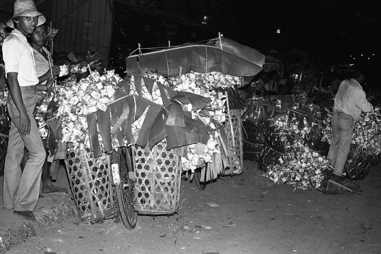 Menjelang Lebaran tahun 1973 pedagang kulit ketupat bermunculan di pinggir jalan di Jakarta.