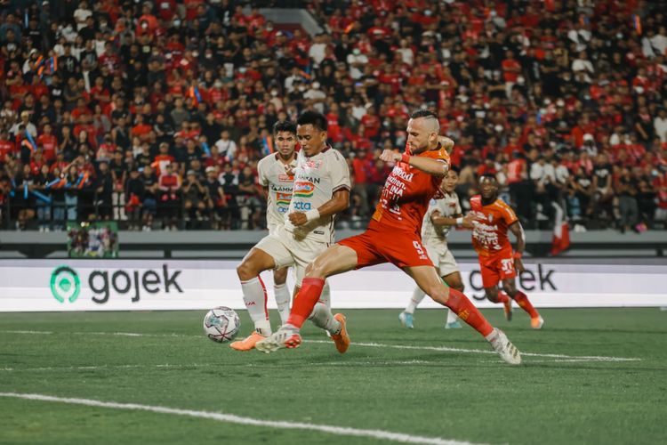 Pemain Bali United Ilija Spasojevic dijaga ketat pemain Persija Jakarta saat pertandingan pekan 1 Liga 1 2022-2023 yang berakhir dengan skor 1-0 di Stadion Kapten I Wayan Dipta Gianyar, Sabtu (23/7/2022) malam. Bali United akan melawan PSM Makassar pada pekan kedua Liga 1 2022-2023, Jumat (29/7/2022).