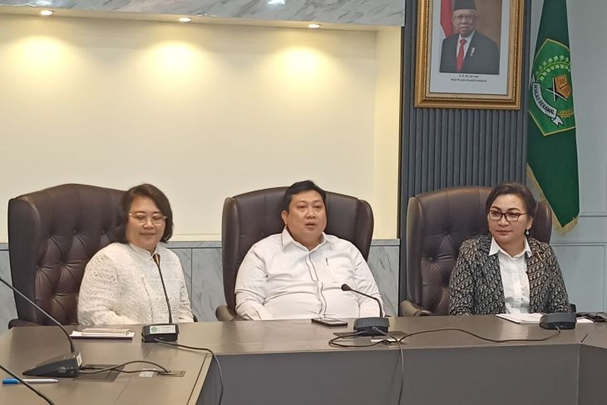 Spokesperson of the Religious Affairs Ministry Anna Hasbie (left) during the press conference on the 2022 Christmas celebrations at the Religious Affairs Ministry office in Jakarta, Tuesday, December 20, 2022. 