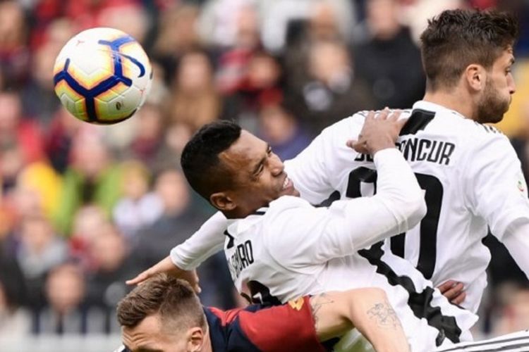 Alex Sandro dan Rodrigo Bentancur berbenturan saat hendak menyundul bola pada pertandingan Genoa vs Juventus di Stadion Luigi Ferraris dalam lanjutan Serie A, Liga Italia, 17 Maret 2019. 