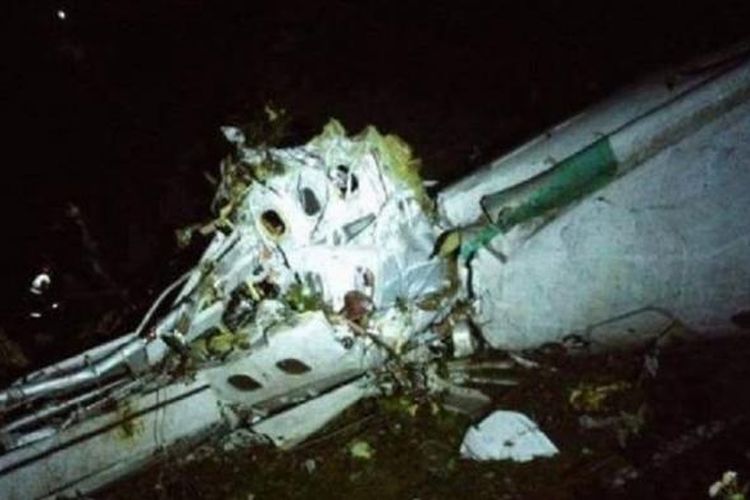 Pesawat yang membawa tim sepak bola Brasil, Chapecoense Real, jatuh di Kolombia, Senin (28/11/2016) pukul 22.15 waktu setempat. 