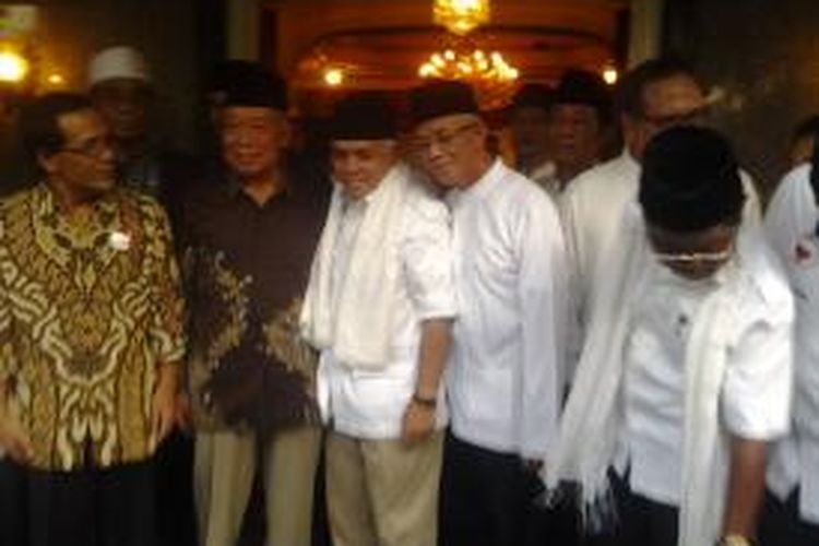 Calon wakil presiden Hatta Rajasa (tengah), pengusaha Probosutedjo (dua dari kiri), Arif Rahman (dua dari kanan), dan Sekretaris Jenderal Partai Golkar Idrus Marham (kanan) berbuka puasa di kediaman Probosutedjo, Menteng, Jakarta, Selasa (1/7/2014).