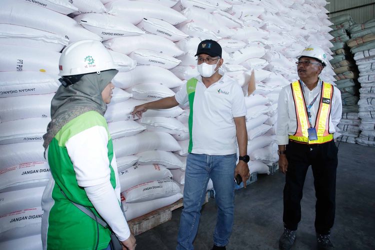 Direktur Utama PT Pupuk Indonesia, Rahmad Pribadi, saat mengunjungi gudang pupuk di Sulsel, Jumat (1/9/2023).