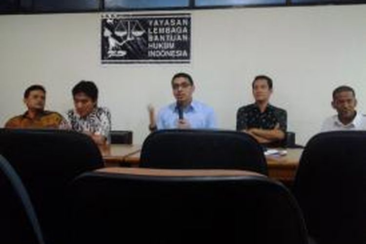 Rimawan Pradityo, Zainal Arifin Husein, Refly Harun, dan Saldi Isra berdiskusi di Gedung Yayasan Lembaga Bantuan Hukum Indonesia, Jakarta, Selasa (23/7/2013). Mereka mendukung PP No.99 Tahun 2012 di tengah isu tuntutan dan pencabutan PP tersebut.