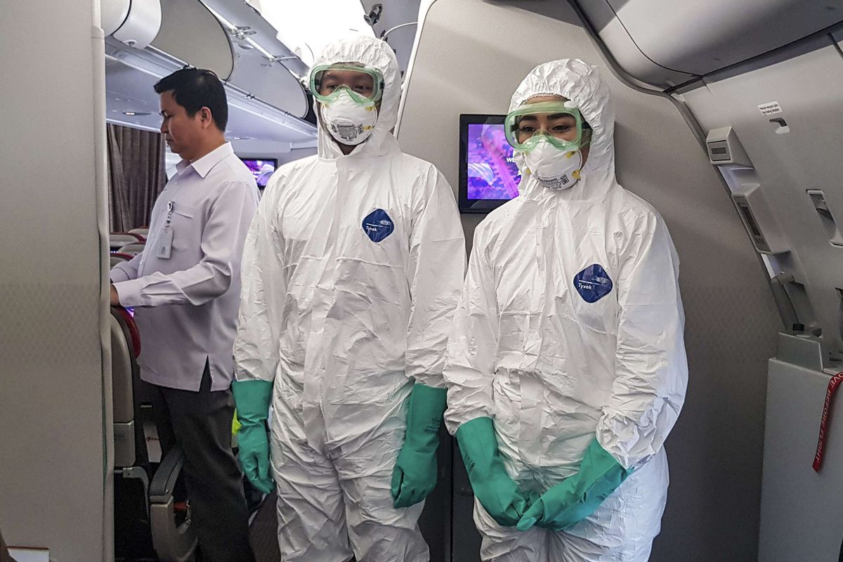 Awak kabin mengenakan baju steril saat melakukan persiapan di dalam pesawat tipe A-330 milik Batik Air yang akan digunakan untuk menjemput Warga Negara Indonesia (WNI) di Wuhan, China, di Bandara Soekarno-Hatta, Tanggerang, Sabtu (1/2/2020).