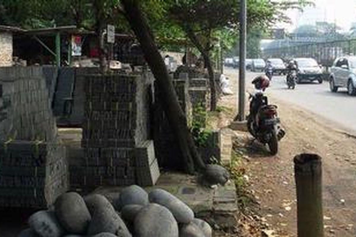 Penjual batu alam dan tanaman hias di Jalan Arjuna Selatan, Kebon Jeruk, Jakarta Barat, masih enggan pindah meski mereka telah diminta pindah karena jalan tersebut akan dilebarkan.