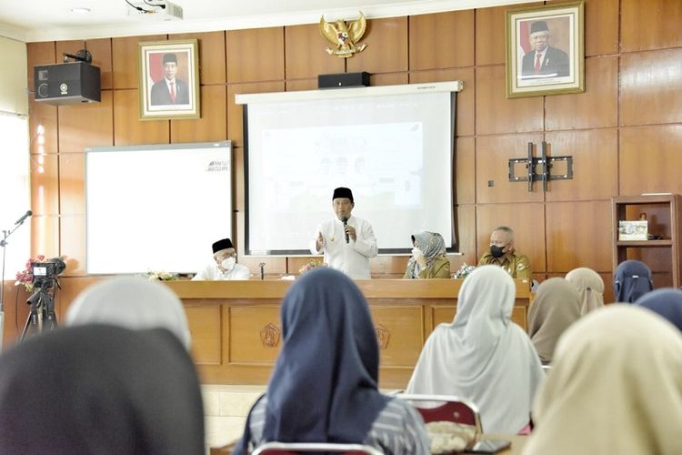 Wakil Gubernur Jawa Barat Uu Ruzhanul Ulum saat mengisi kegiatan Smartren Ramadhan, di Kota Depok, Jawa Barat, Senin (11/4/2022).