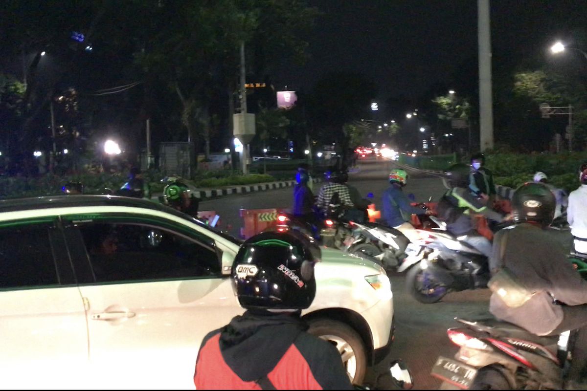 Arus lalu lintas di Jalan Pancoran Raya, Pancoran, Jakarta Selatan pada Rabu (17/3/2021) malam masih ditutup.