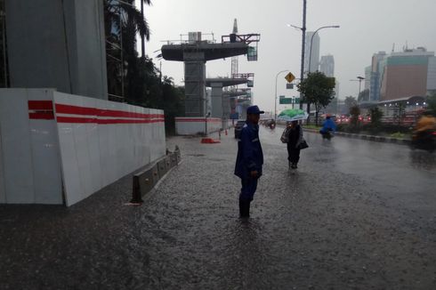 Hujan Deras, Pohon Tumbang di Jalan Bangka dan Genangan di Pancoran