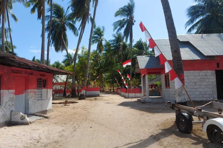 PHOTO:Rumah warga Desa Oeseli, Kecamatan Rote Barat Daya, Kabupaten Rote Ndao, Nusa Tenggara Timur (NTT) dicat merah putih.